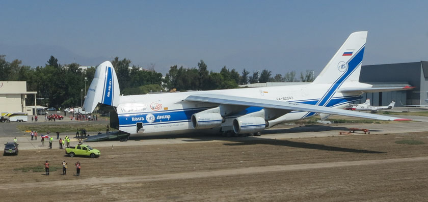 An Antonov AN-124 after it arrived in Santiago, Chile carrying four helicopters. Photo by Tom Parsons of Global Supertanker