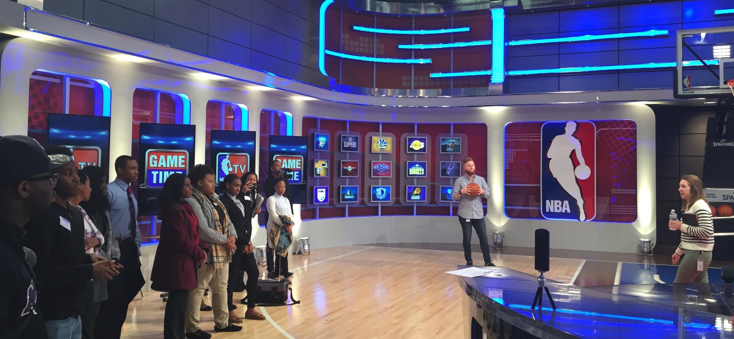 Students tour the set of Inside the NBA